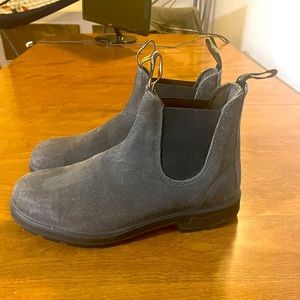 Worn once. Blundstone size 9.5 Chelsea Boots.
